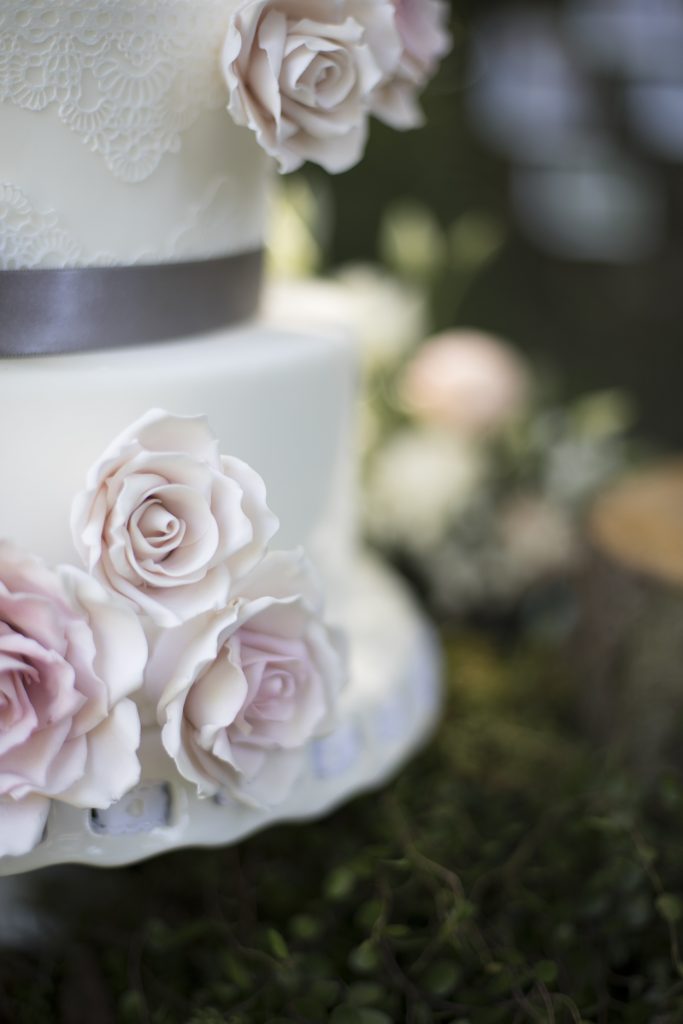 Detailaufnahme einer Hochzeitstorte mit Zuckerrosen