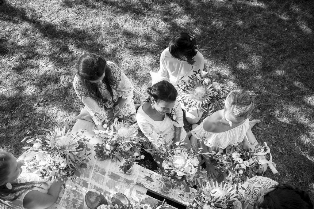 Die Bridal Party zeigt ihre Blumensträusse.