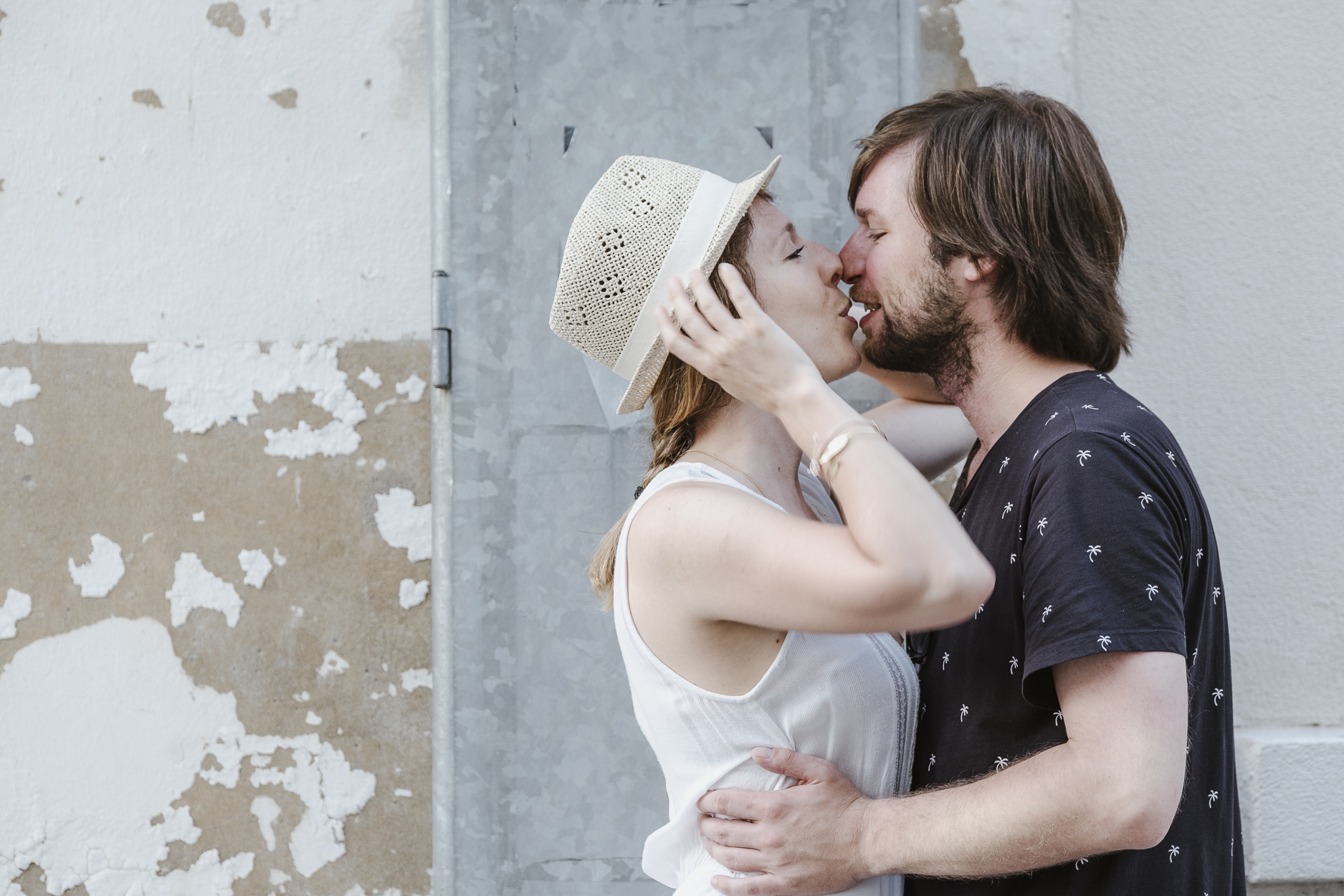 Strasse, verliebtes Paar küsst sich im Hintergrund