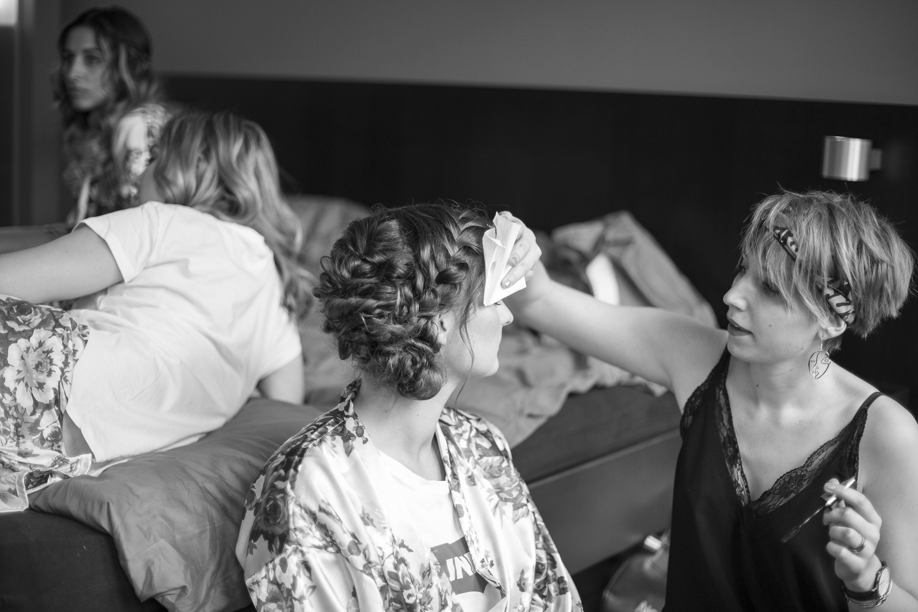 Make Up Artist Eva Pink schminkt eine der Brautjungfern