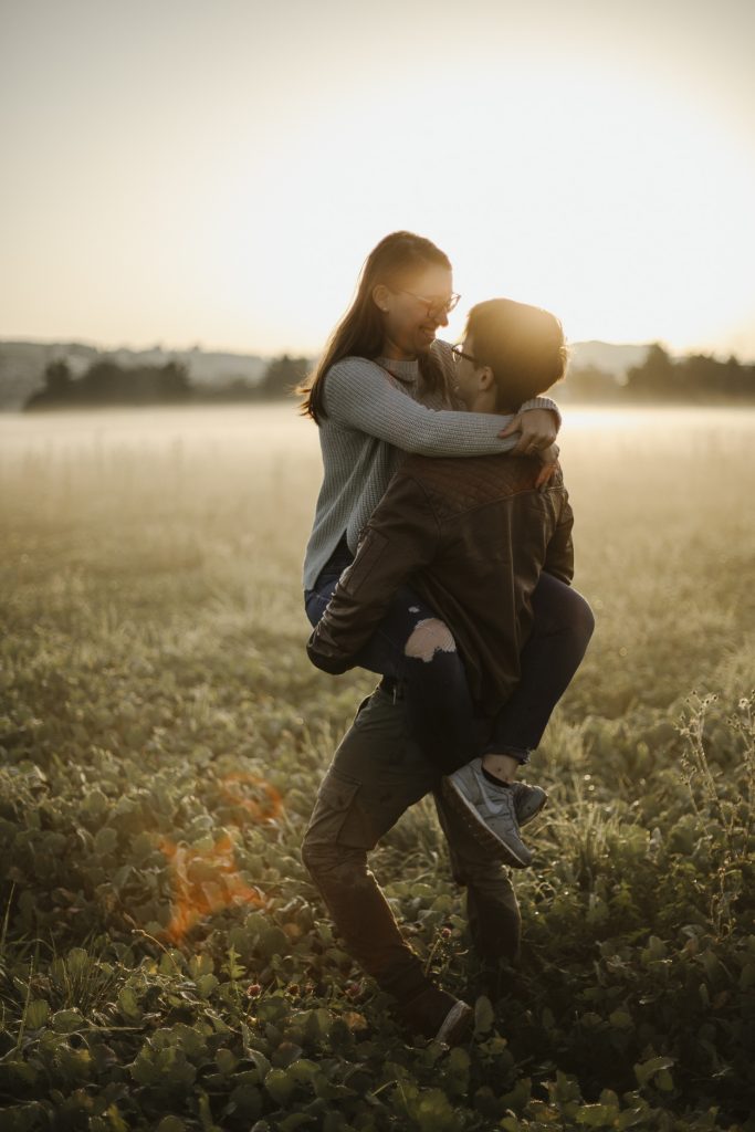 Paarbilder im Herbst - Romantische Stimmung bei Sonnenaufgang
