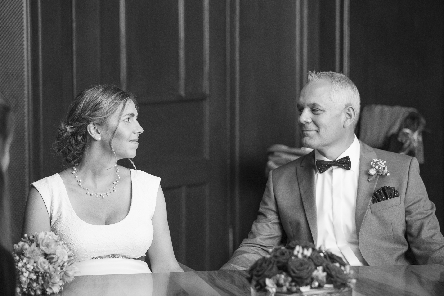 Zivile Hochzeit im Stadthaus Zürich, inniger Blick zwischen Braut und Bräutigam