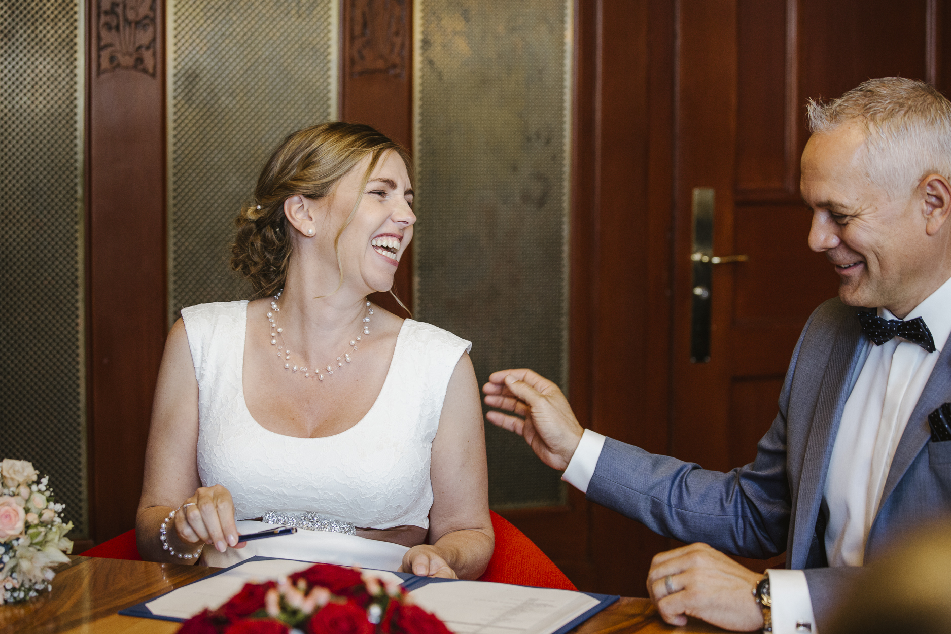 Zivile Hochzeit im Stadthaus Zürich, die Braut strahlt ihren Bräutigam an nach dem Unterschreiben