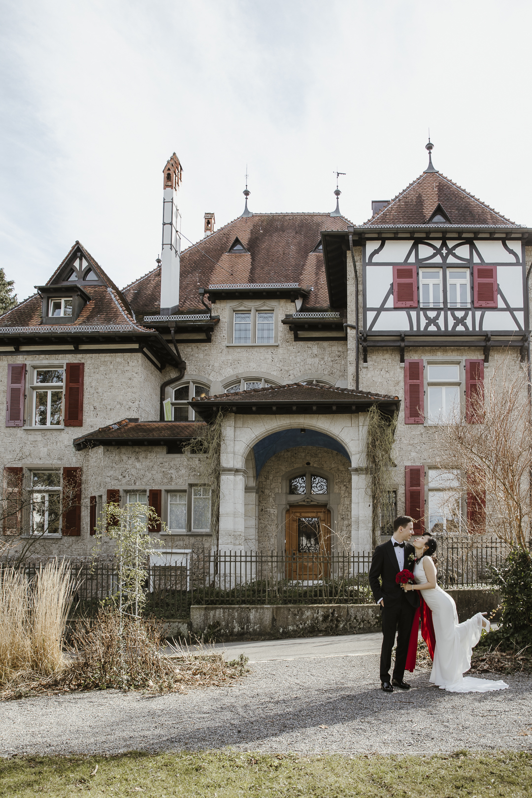 Brautpaarshooting vor dem Kirchgemeindehaus Rosenmatt in Waedenswil