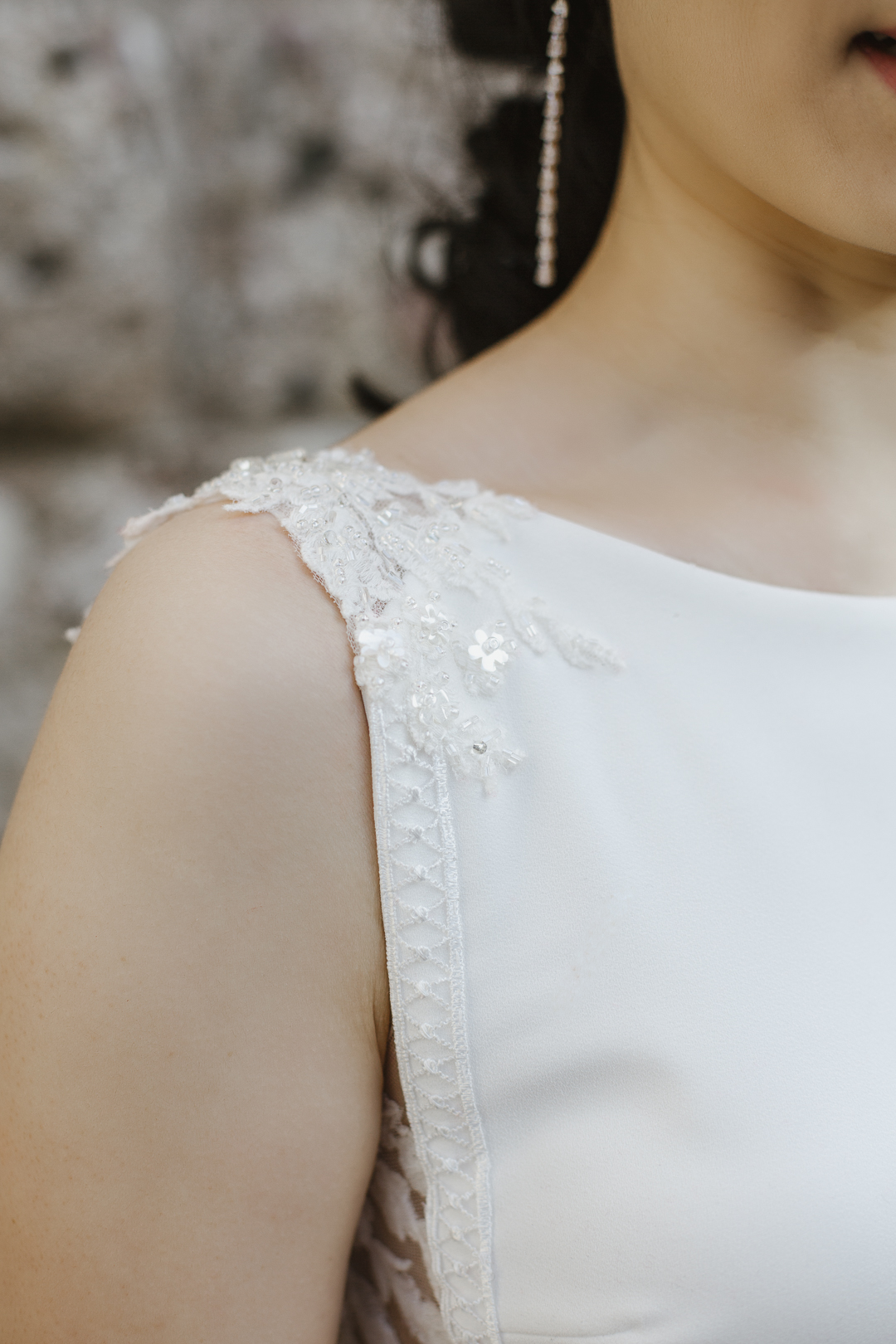zauberhafte Perlendetails am Brautkleid von Liluca