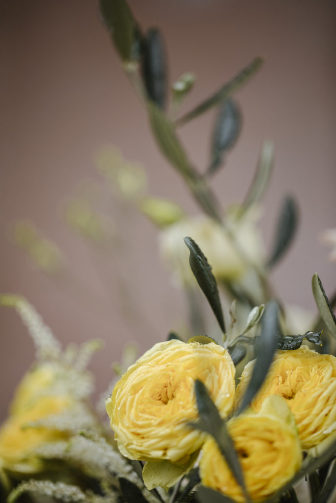 Hochzeit mit mediterranem Flair - Olivenzweige im Brautstrauss