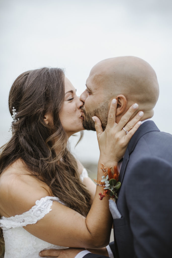 Sie dürfen die Braut jetzt küssen. Die Momente während des First Looks gehören nur euch... und der Fotografin :-)