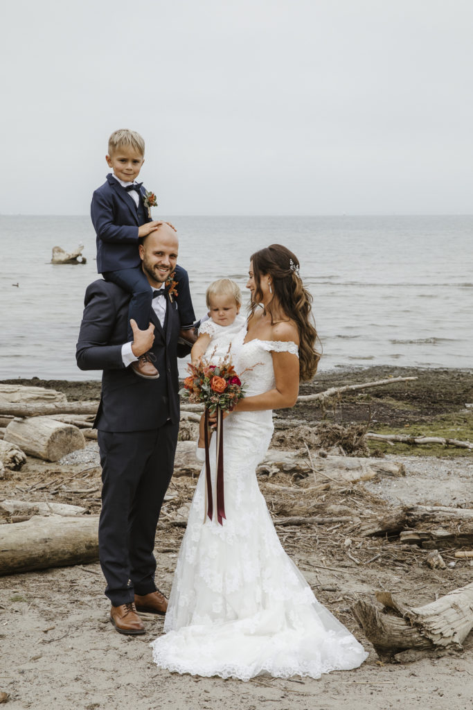 Der First Look lässt auch Zeit für wunderbare Familienbilder. Hier am Bodensee.