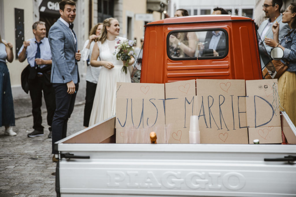 Ziviltrauung in Schaffhausen, das Brautpaar wird mit einer Piaggio APE abgeholt