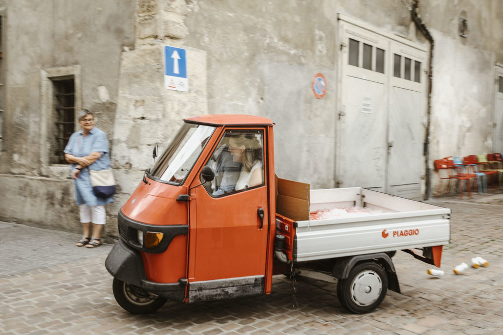 Brautpaar mit APE in der Altstadt von Schaffhausen