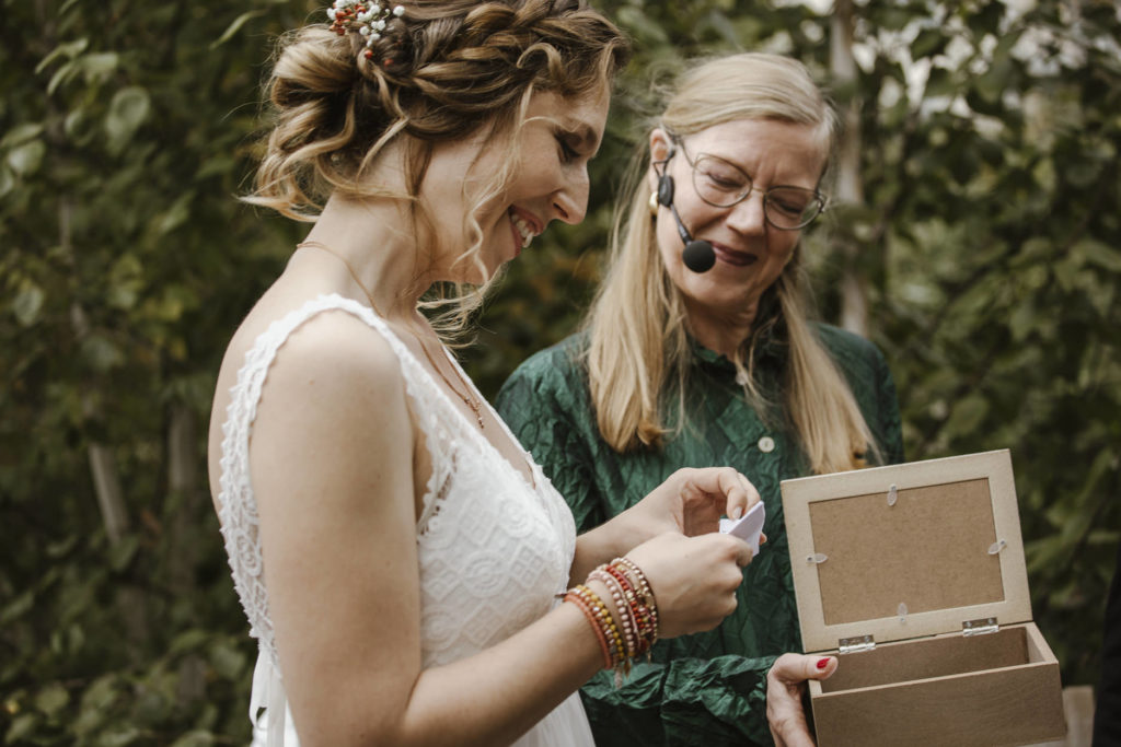 9 Dinge, die ich an dir liebe. Dies ist ein super schönes Ritual für Hochzeiten, hier bei einer Freien Trauung im Mühlerama Seon. Liebevoll führte Roswitha Menke von Traumich.ch durch die Zeremonie. Foto: Stephanie Wittmer Fotografie