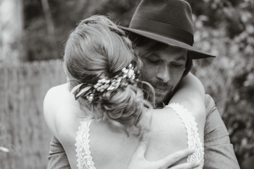 Einer der Vorteile von Freien Trauungen ist, dass die Rituale ganz persönlich auf euch zugeschnitten werden. Dies garantiert emotionale Momente wie bei dieser Hochzeit im Mühlerama Seon. Foto: Stephanie Wittmer Fotografie