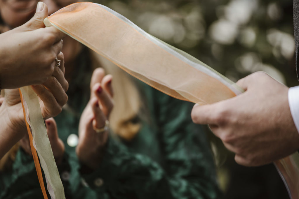 Einer der Vorteile einer Freien Trauung ist, dass die Zeremonie ganz persönlich auf das Brautpaar zugeschnitten wird. Hier mit dem Knotenritual. Foto: Stephanie Wittmer Fotografie