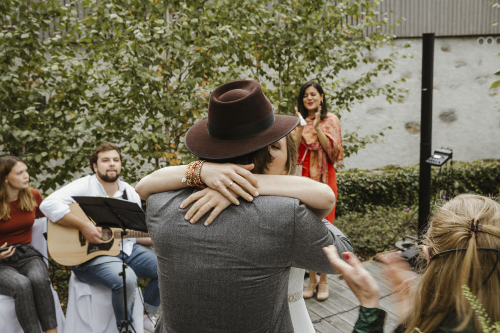 Gartenhochzeit im Mühlerahma Seon. Endlich darf geküsst werden. Die emotionale Freie Trauung wurde liebevoll durch Roswitha Menke von Traumich.ch geführt. Foto: Stephanie Wittmer Fotografie