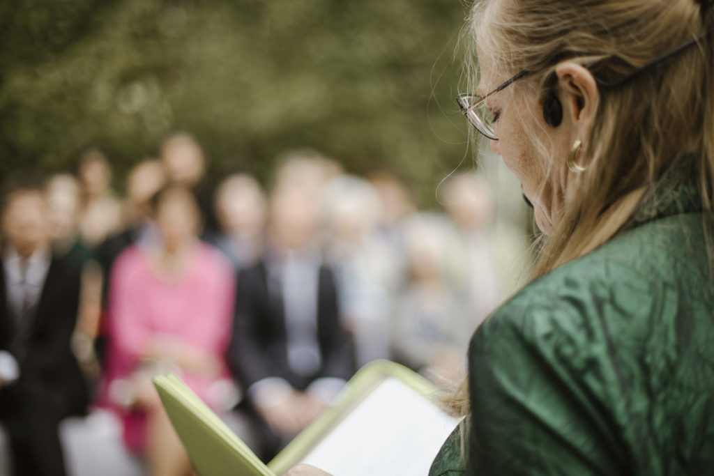 Traumich.ch Zeremonienleiterin Roswitha Menke während einer Hochzeit im Mühlerama Seon. Sie leitet die Freie Trauzeremonie mit viel Herz und Humor. Foto: Stephanie Wittmer Fotografie