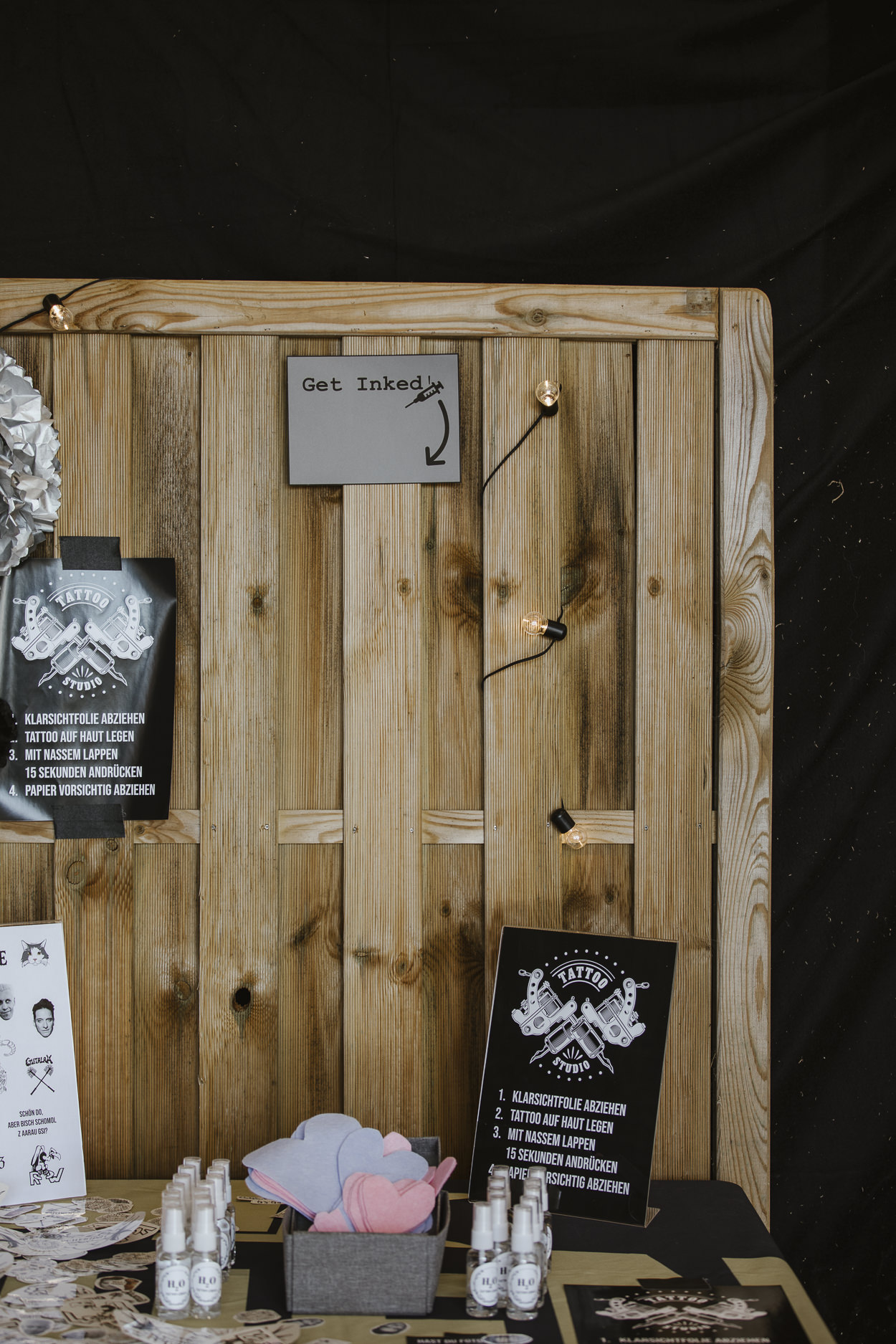 Ein absolutes Highlight, die Tattoo-Ecke. Damit gehen die Gäste wild. Ein Must Have an einer Open Air Festival-Hochzeit