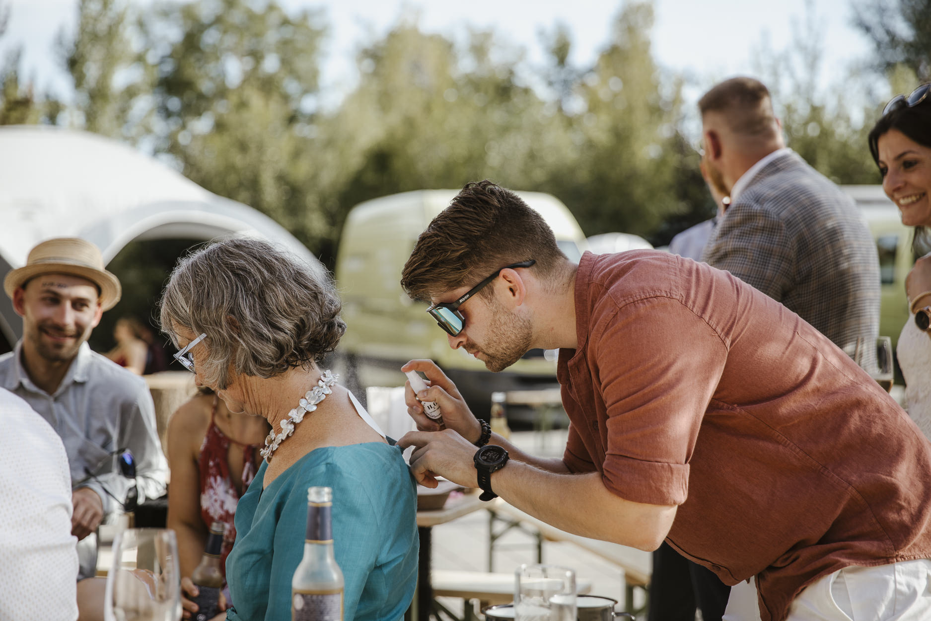 Ein absolutes Highlight, die Tattoo-Ecke. Damit gehen die Gäste wild. Ein Must Have an einer Open Air Festival-Hochzeit