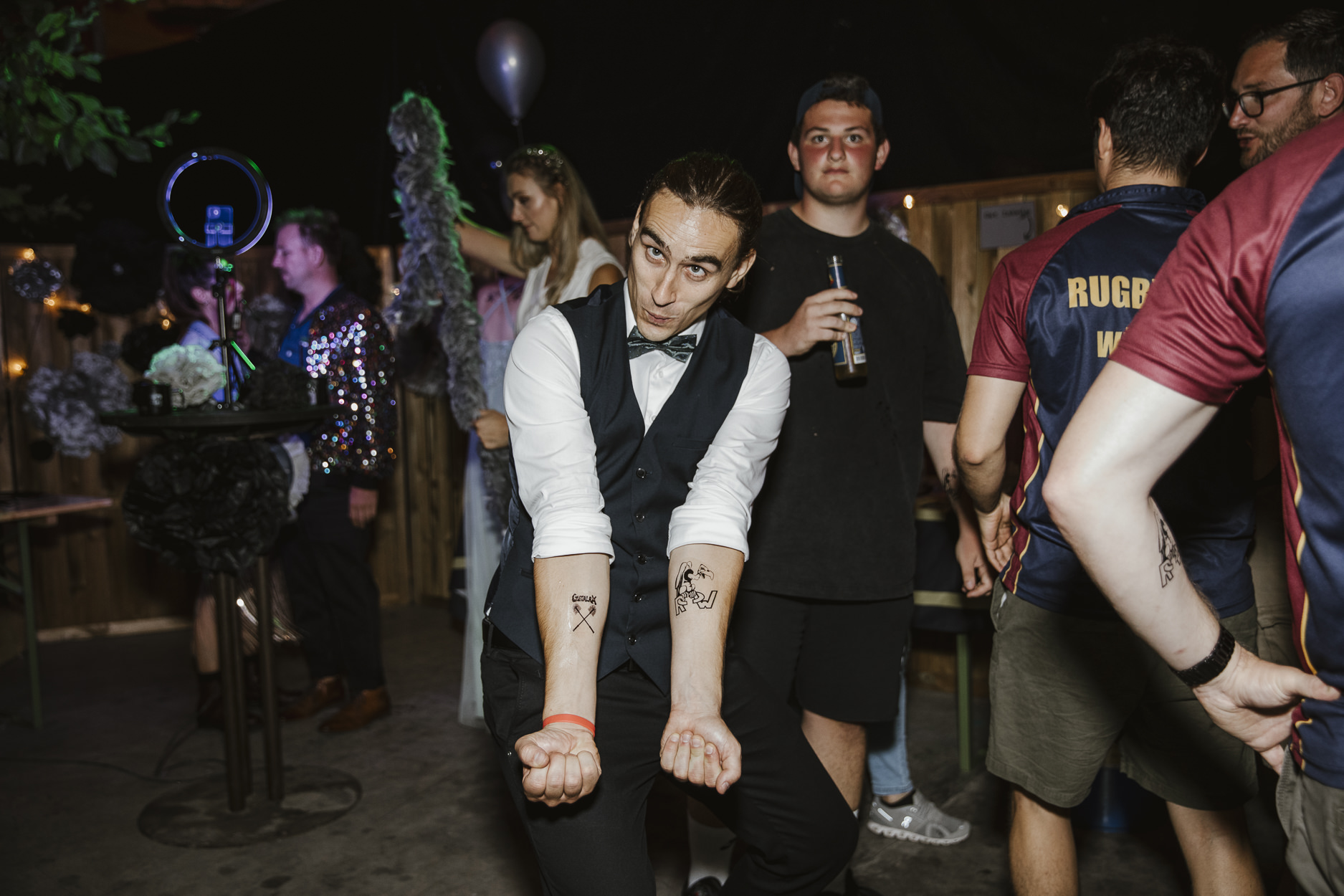 temporäre Hochzeitstattoos sorgen für viel Spass an jeder Festival Hochzeit