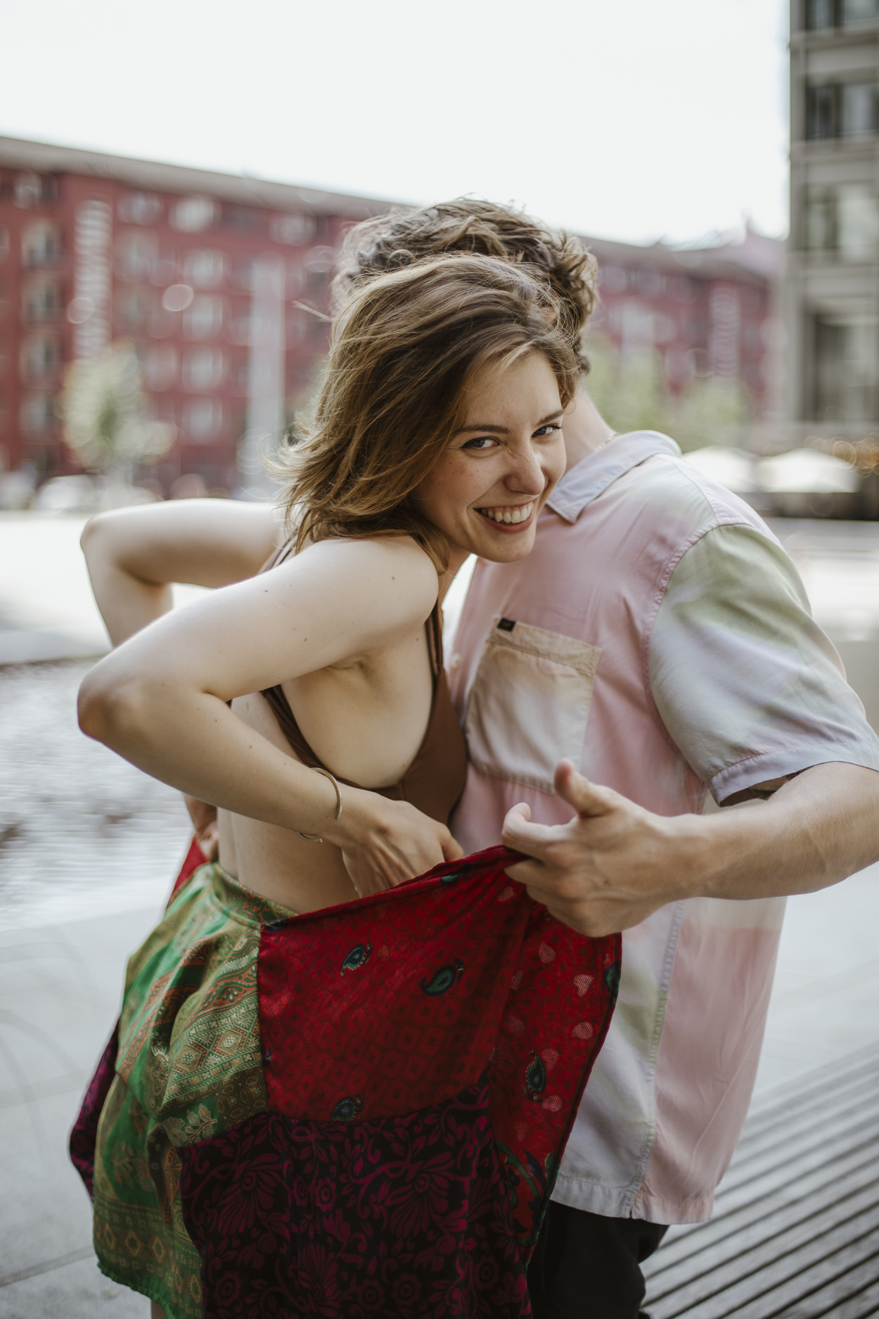 Stephanie Wittmer Fotografie - Zürich Love Story. Manchmal braucht's eben einen Tenuewechsel während des Paarshootings.