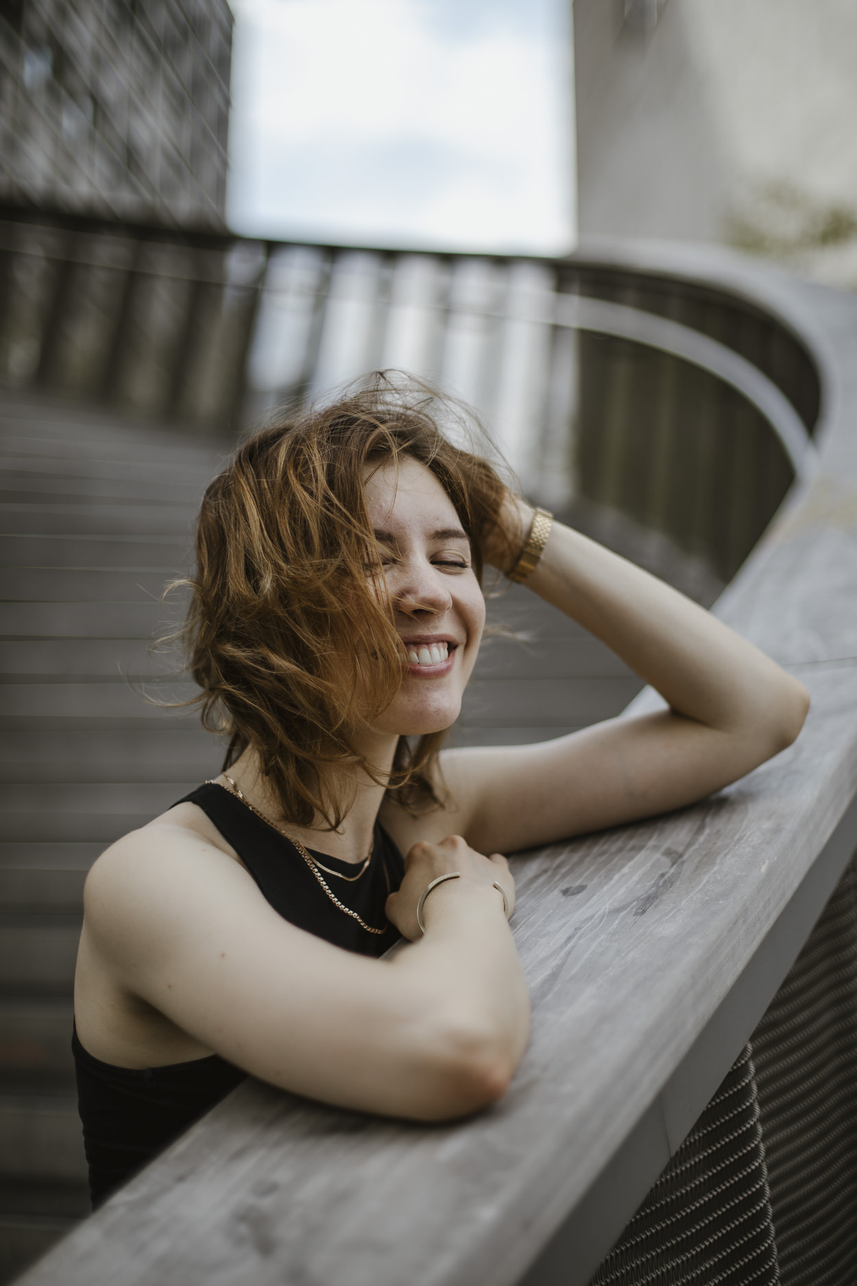 Stephanie Wittmer Fotografie - Auch bei Paarshootings gibt's ab und an ein Einzelportrait. Hier auf dem Negrellisteg in Zürich.