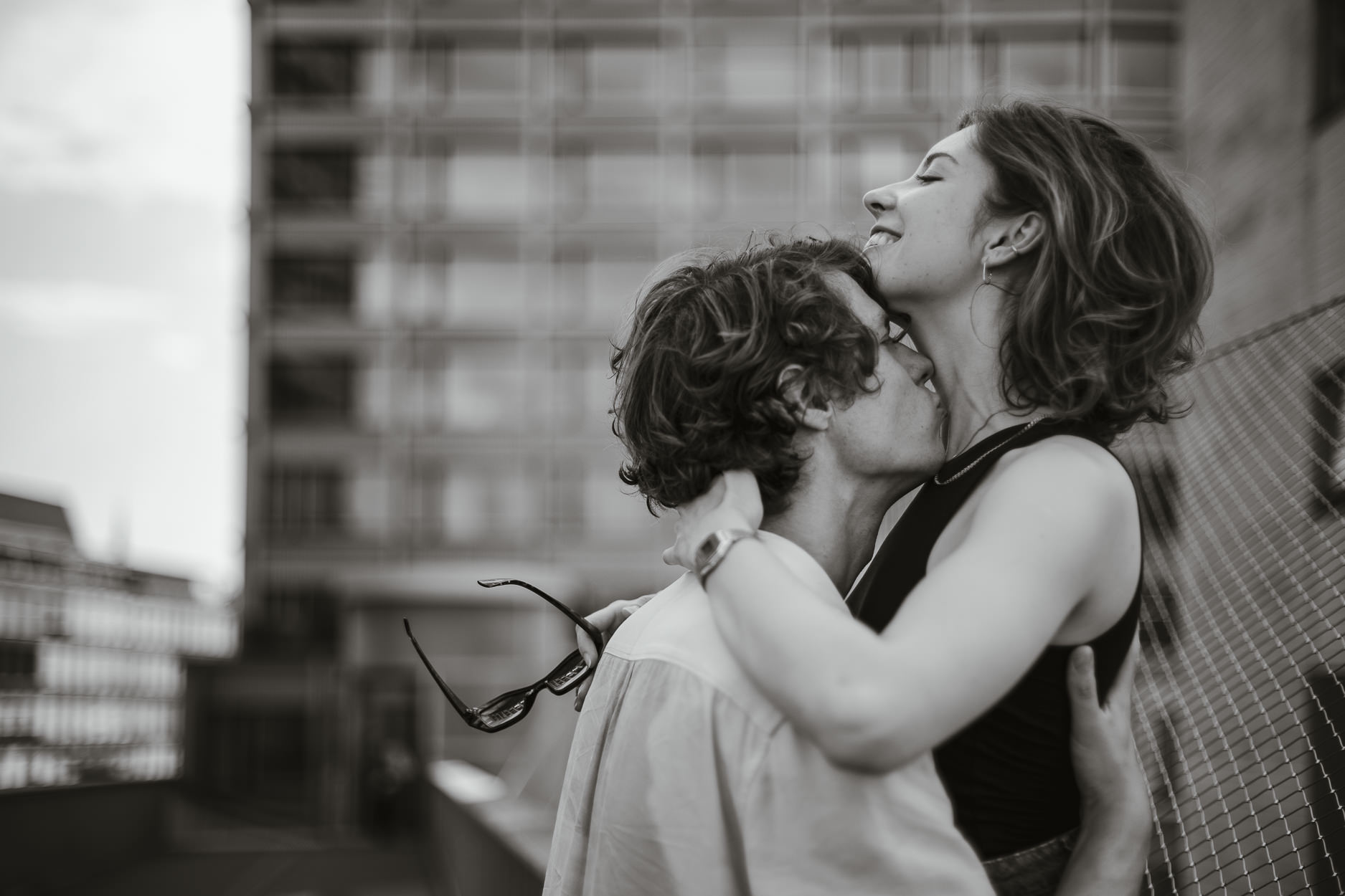 Stephanie Wittmer Fotografie - Zürich Lovestory. Love ist in the air! Im wahrsten Sinne des Wortes... auf dem Negrellisteg über den Gleisen.