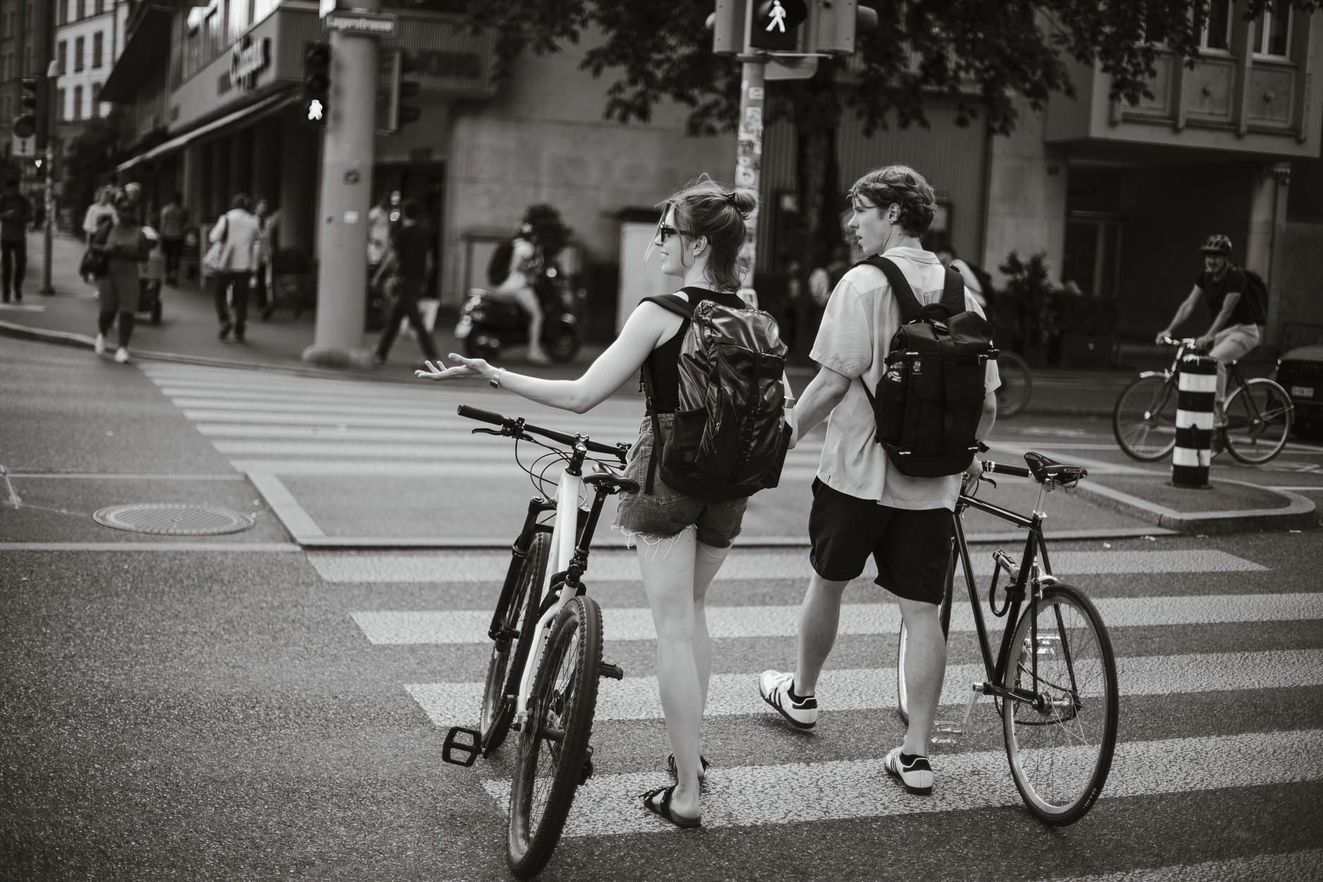 Stephanie Wittmer Fotografie - Seid ihr auch am liebsten mit dem Fahrrad unterwegs? Dann darf der Drahtesel auch in eurer Zürich Love Story nicht fehlen. Bucht jetzt euer urbanes Paarshooting.