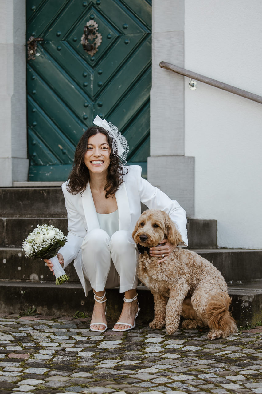 Stephanie Wittmer Fotografie - Die strahlende Braut mit ihrem Hund vor dem historischen Ortsmuseum Unterengstringen nach der Ziviltrauung