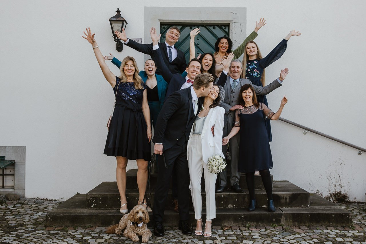 Stephanie Wittmer Fotografie - witziges Familienbild vor dem historischen Ortsmuseum Unterengstringen nach der Ziviltrauung