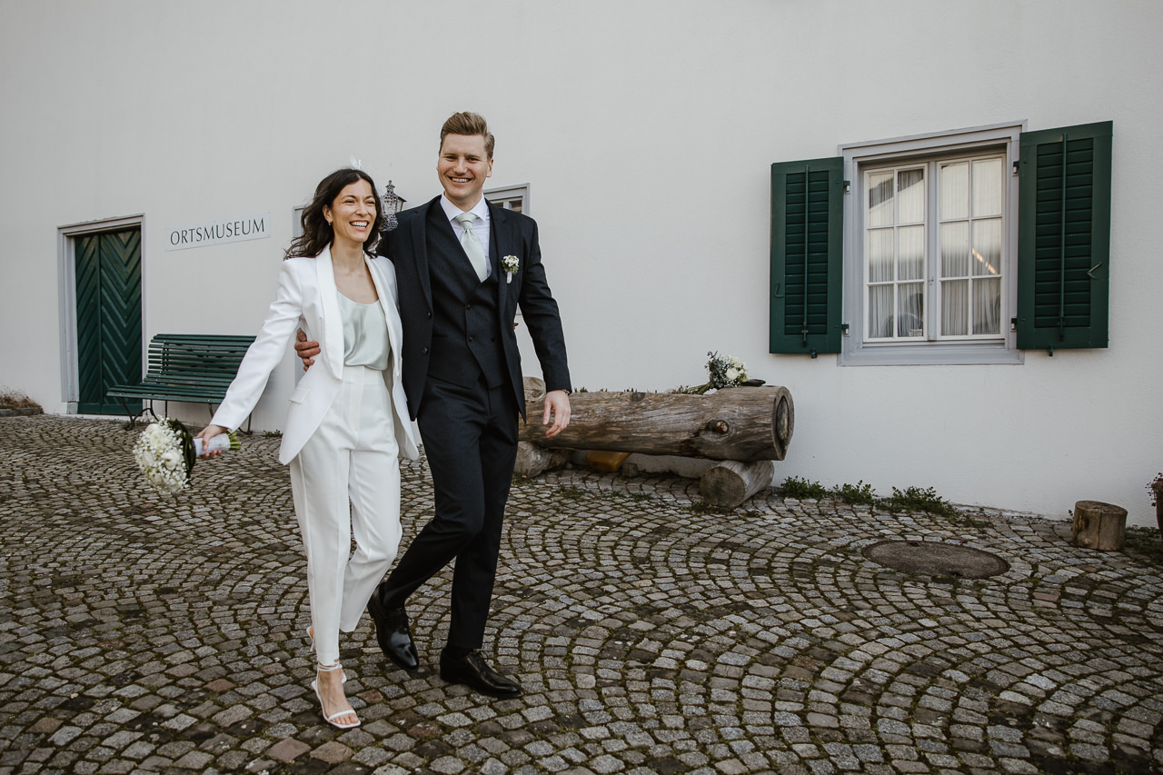 Stephanie Wittmer Fotografie - Brautpaar vor dem historischen Ortsmuseum Unterengstringen nach ihrer Ziviltrauung