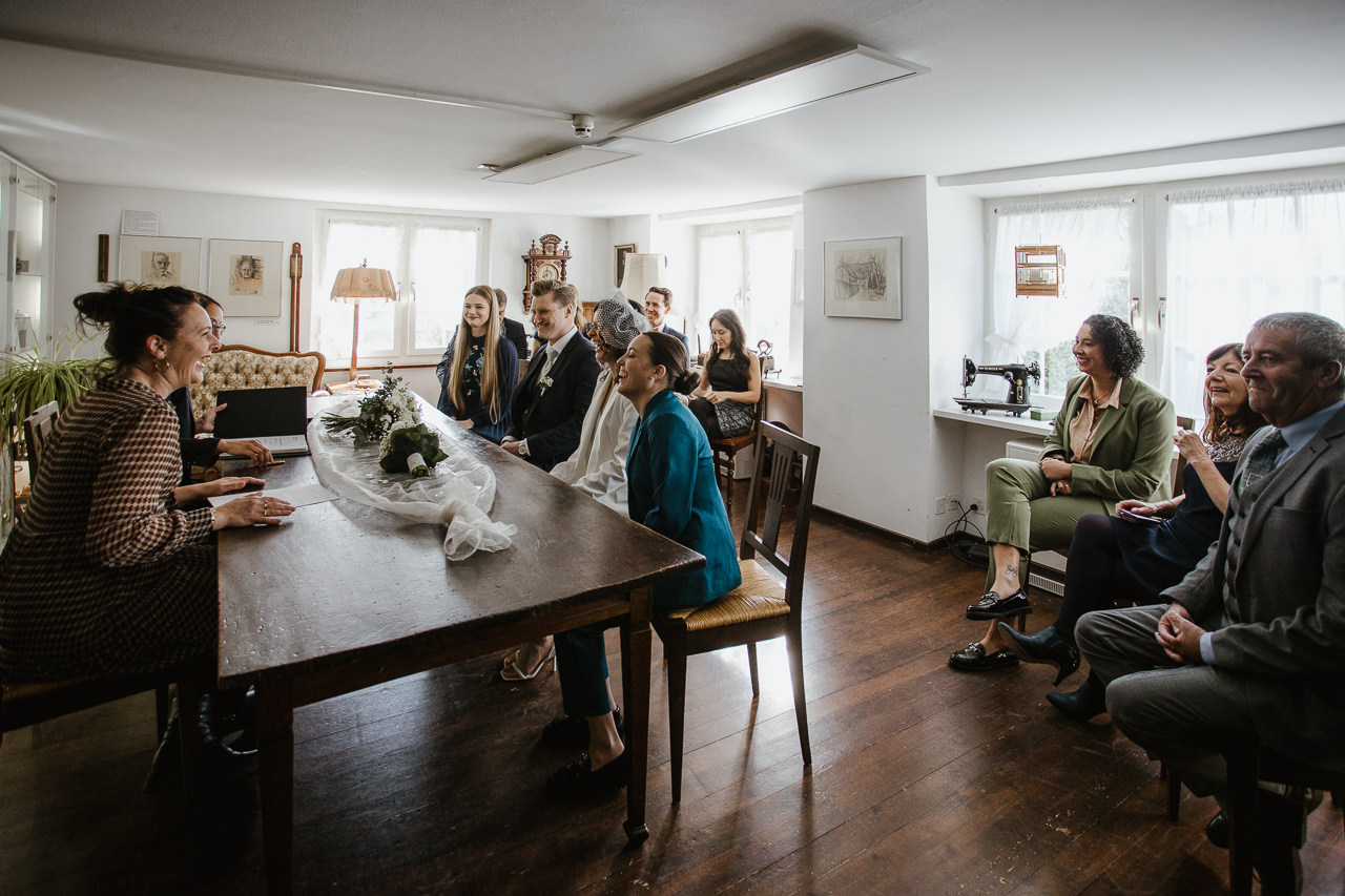 Stephanie Wittmer Fotografie - Diese Ziviltrauung im Ortsmuseum Unterengstringen brachte Brautpaar und Gäste mehr als einmal zum Lachen.