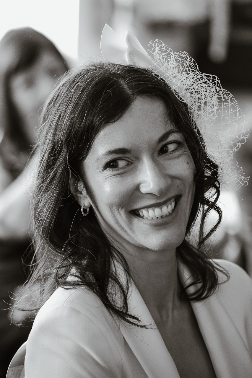 Stephanie Wittmer Fotografie - Braut im historischen Ortsmuseum Unterengstringen während ihrer Ziviltrauung