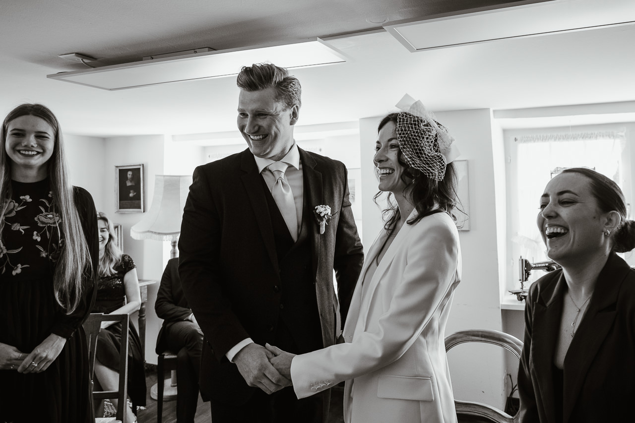 Stephanie Wittmer Fotografie - Diese Ziviltrauung im Ortsmuseum Unterengstringen brachte Brautpaar und Gäste mehr als einmal zum Lachen.