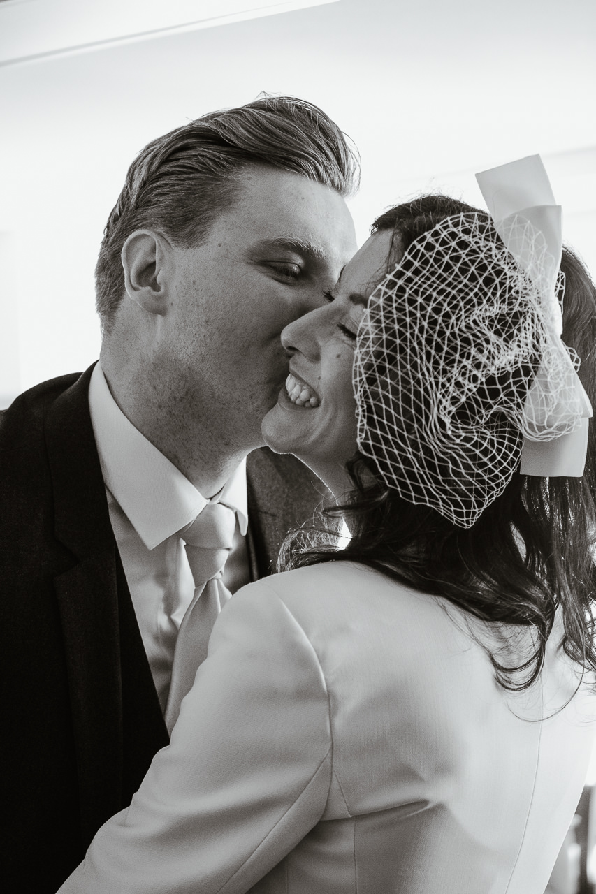 Stephanie Wittmer Fotografie - Endlich! Das Brautpaar darf sich küssen nach der Ziviltrauung im