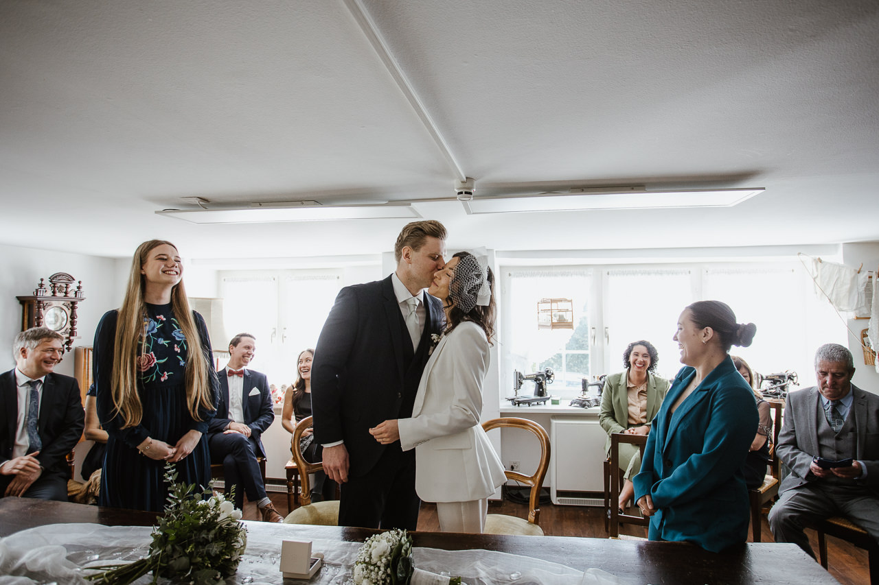 Stephanie Wittmer Fotografie - Endlich! Das Brautpaar darf sich küssen nach der Ziviltrauung im historischen Ortsmuseum Unterengstringen