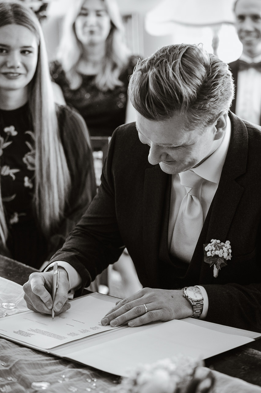 Stephanie Wittmer Fotografie - Der Bräutigam unterschreibt das Ehedokument während der Ziviltrauung im Ortsmuseum Unterengstringen.