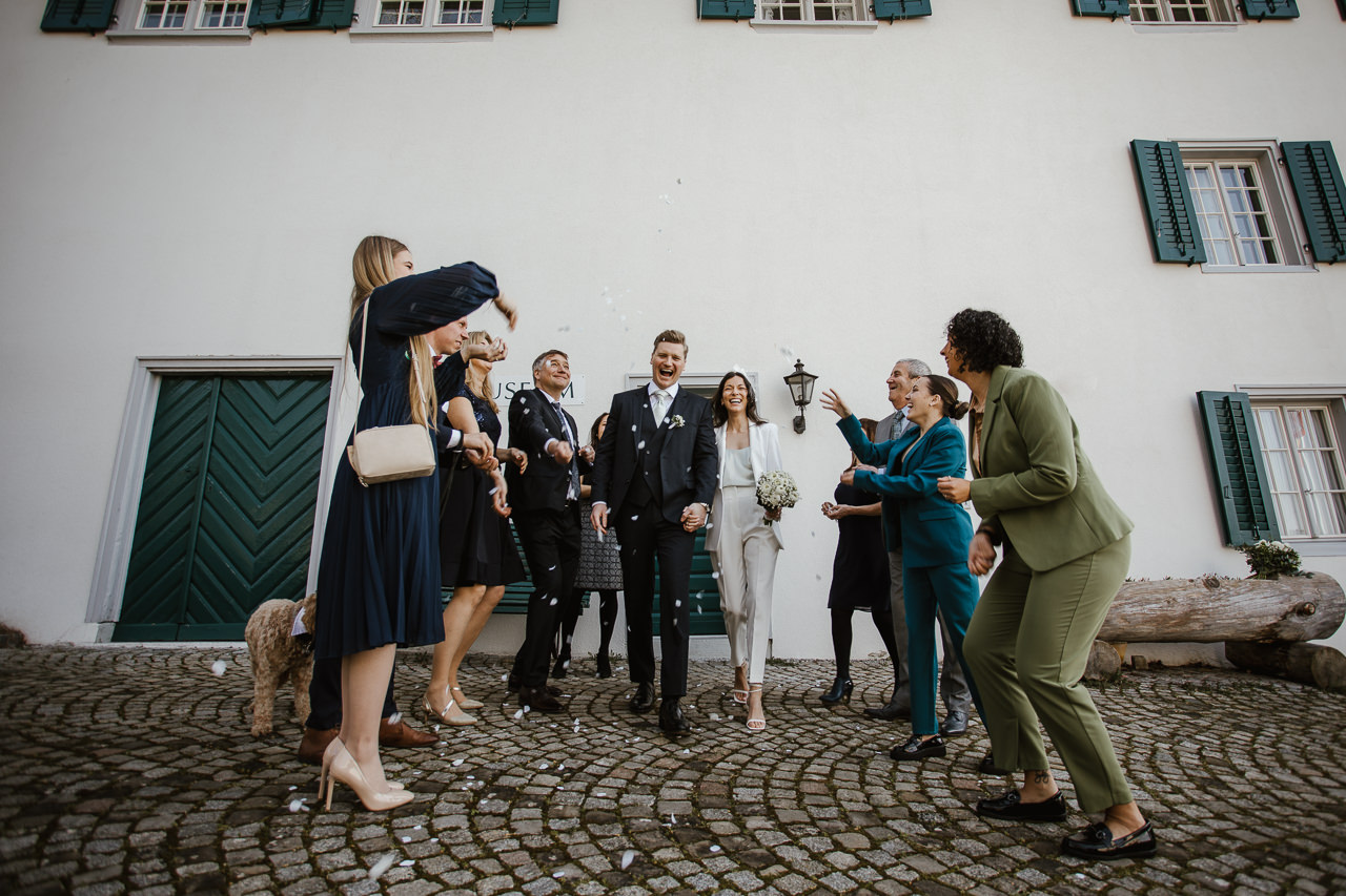 Stephanie Wittmer Fotografie - Brautpaar beim Auszug aus dem historischen Ortsmuseum Unterengstringen