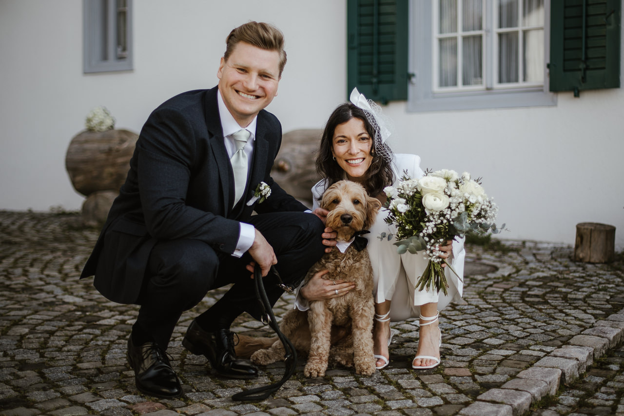 Stephanie Wittmer Fotografie - Mein tolles Brautpaar samt Familienhund vor dem historischen Ortsmuseum Unterengstringen nach ihrer Ziviltrauung.