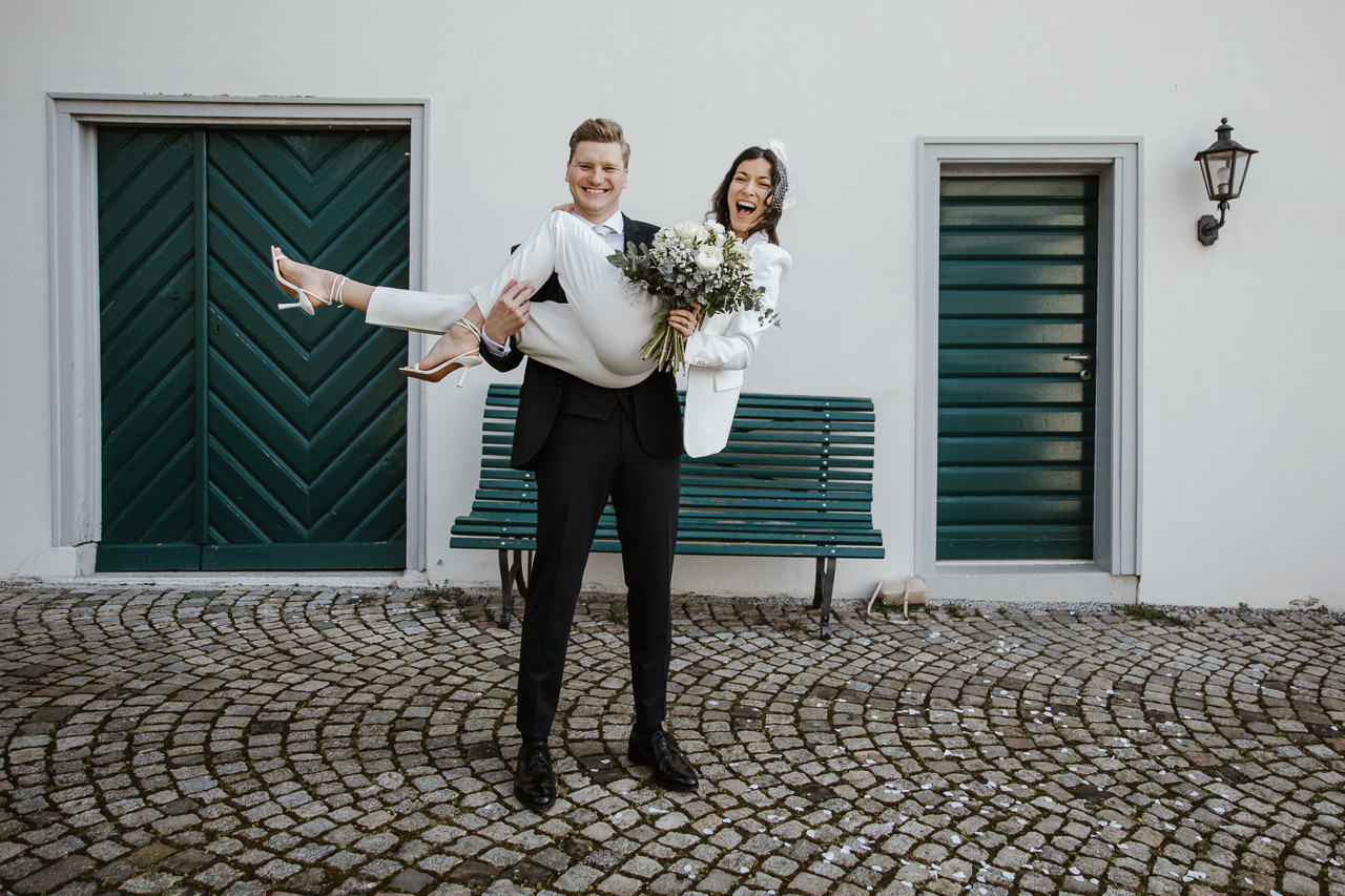 Stephanie Wittmer Fotografie - Mein tolles Brautpaar vor dem historischen Ortsmuseum Unterengstringen nach ihrer Ziviltrauung.