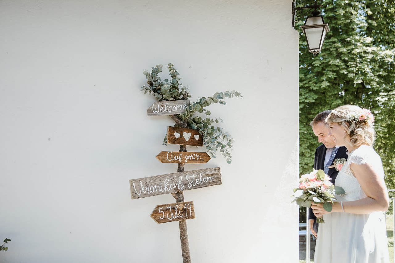 Gleich geht's los: Brautpaar auf dem Weg zur Ziviltrauung im Wöschhüsli Regensdorf. Bild: Stephanie Wittmer Fotografie