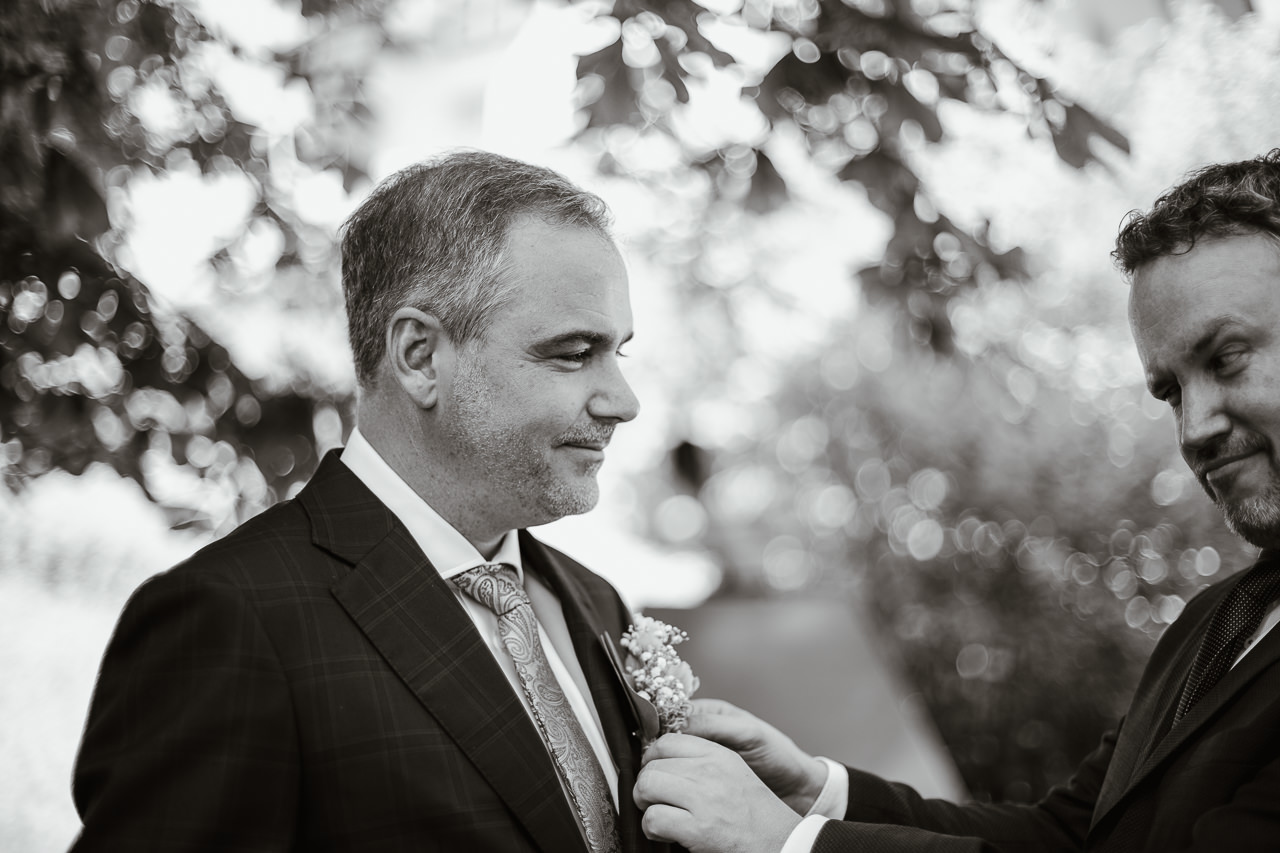 Die Blumen sitzten: Trauzeuge und Bräutigam vor dem ersten Zusammentreffen mit der Braut. Strahlendes Brautpaar im Garten des Wöschhüsli in Regensdorf. Dieser sorgt für tolle Bilder beim Brautpaarshooting. Bild: Stephanie Wittmer Fotografie