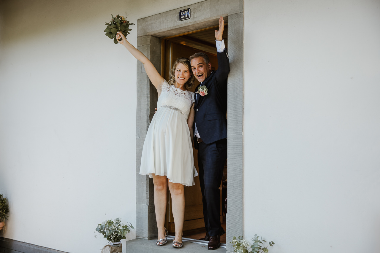 Just married! Jubelndes Brautpaar nach der Ziviltrauung im Wöschhüsli Gut Katzensee. Bild: Stephanie Wittmer Fotografie