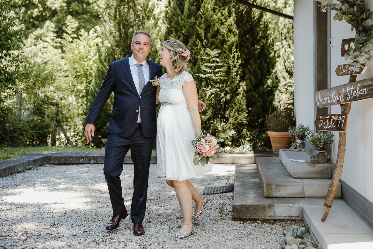 Auszug des glücklichen Brautpaars nach der Ziviltrauung im Wöschhüsli Gut Katzensee.