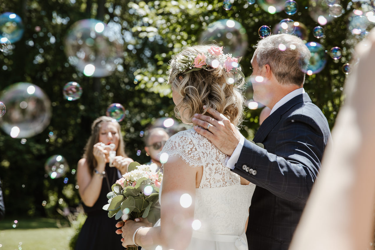 Seifenblasenauszug des Brautpaars nach der Hochzeit im Wöschhüsli Regensdorf. Bild: Stephanie Wittmer Fotografie
