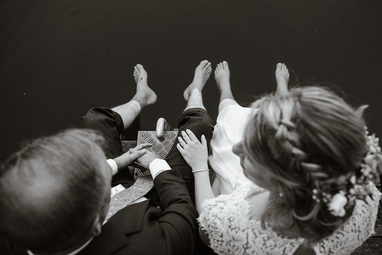 Auch ein Fussbad (oder sogar der Sprung in den Katzensee) hat eure Hochzeit im Wöschhüsli in Regensdorf zu bieten. Bild: Stephanie Wittmer Fotografie