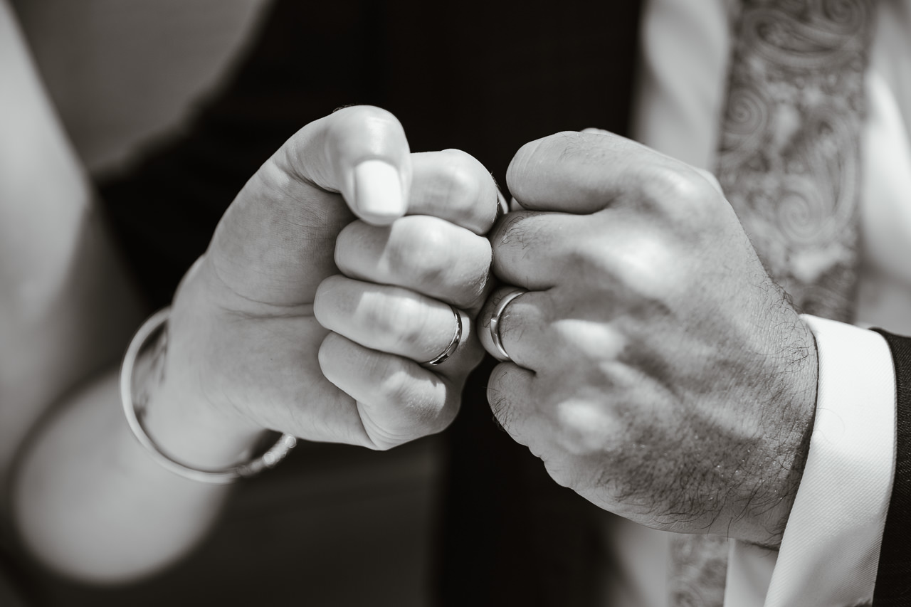 Yay! Mr. und Mrs. Fist Bump mit Eheringen. Das war mal eine erfolgreiche Hochzeit im Wöschhüsli Gut Katzensee. Bild: Stephanie Wittmer Fotografie