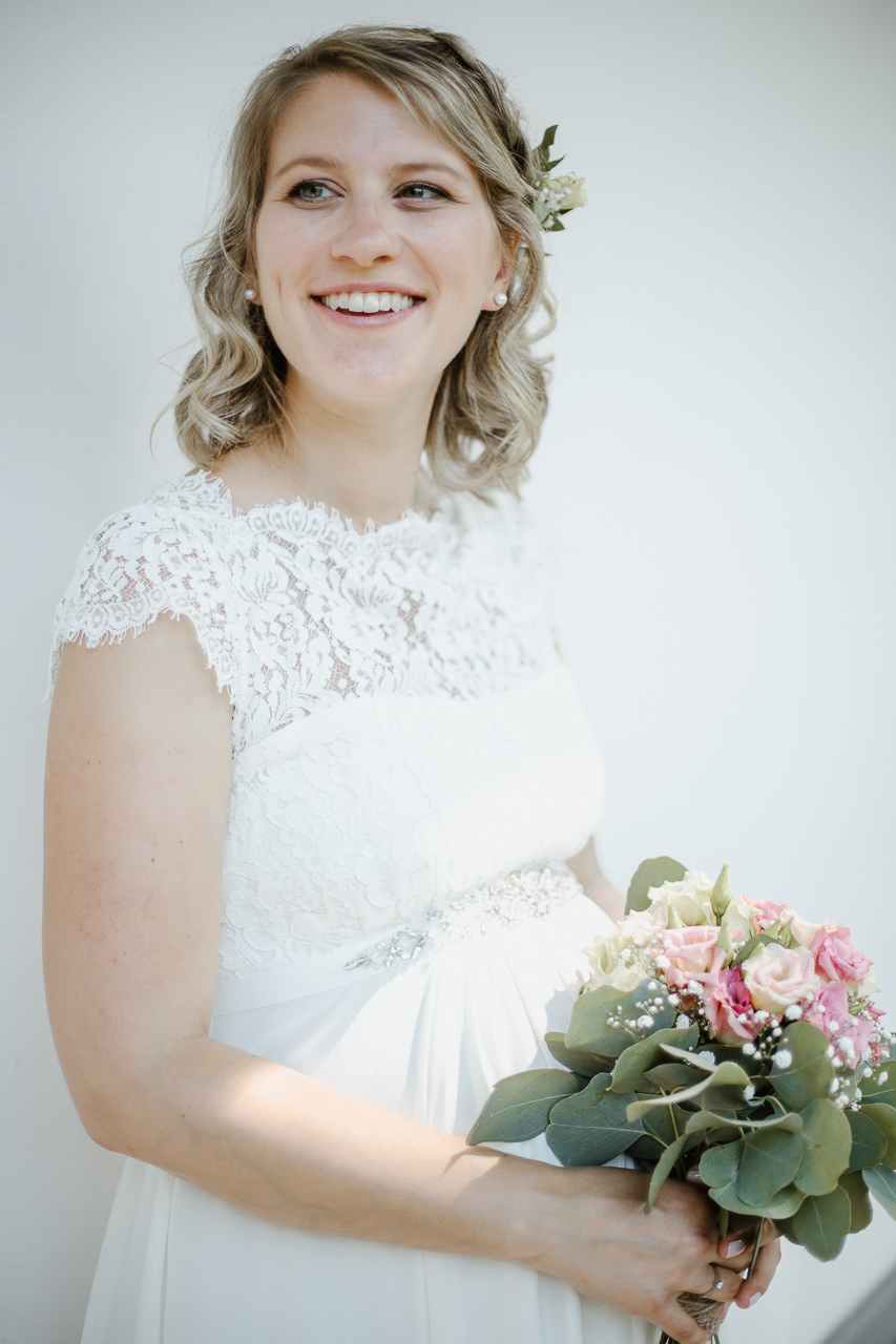 Die strahelnde Braut nach ihrer Hochzeit im Wöschhüsli Regensdorf. Bild: Stephanie Wittmer Fotografie