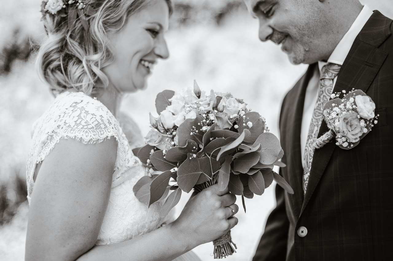 Strahlendes Brautpaar im Garten des Wöschhüsli in Regensdorf. Dieser sorgt für tolle Bilder beim Brautpaarshooting. Bild: Stephanie Wittmer Fotografie