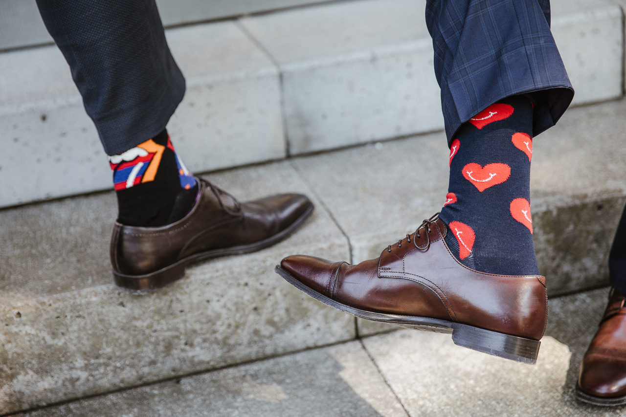 Happy Socks für Bräutigam und Trauzeuge (denn langweilig kann jeder). Bild: Stephanie Wittmer Fotografie