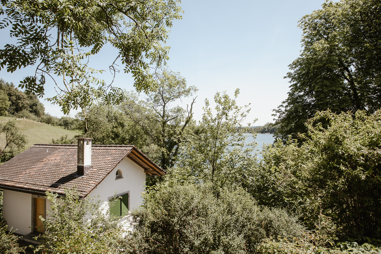 Diese Aussicht geniessen Brautpaare bei ihrer Hochzeit im Wöschhüsli Gut Katzensee in Regensdorf. Bild: Stephanie Wittmer Fotografie