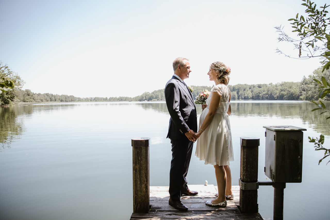Mit diesem umwerfenden Seeblick lässt es sich im Wöschhüsli Gut Katzensee heiraten. Der See lädt definitiv zum Brautpaarshooting ein. Bild: Stephanie Wittmer Fotografie